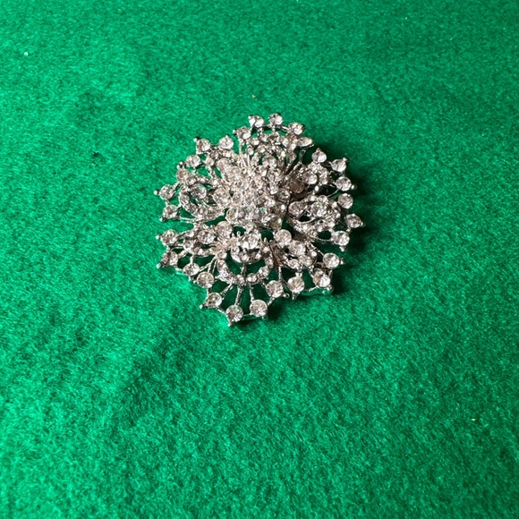 Vintage Rhinestone Filigree Snowflake Brooch Silver Tone Bridal Pin - Picture 4 of 6